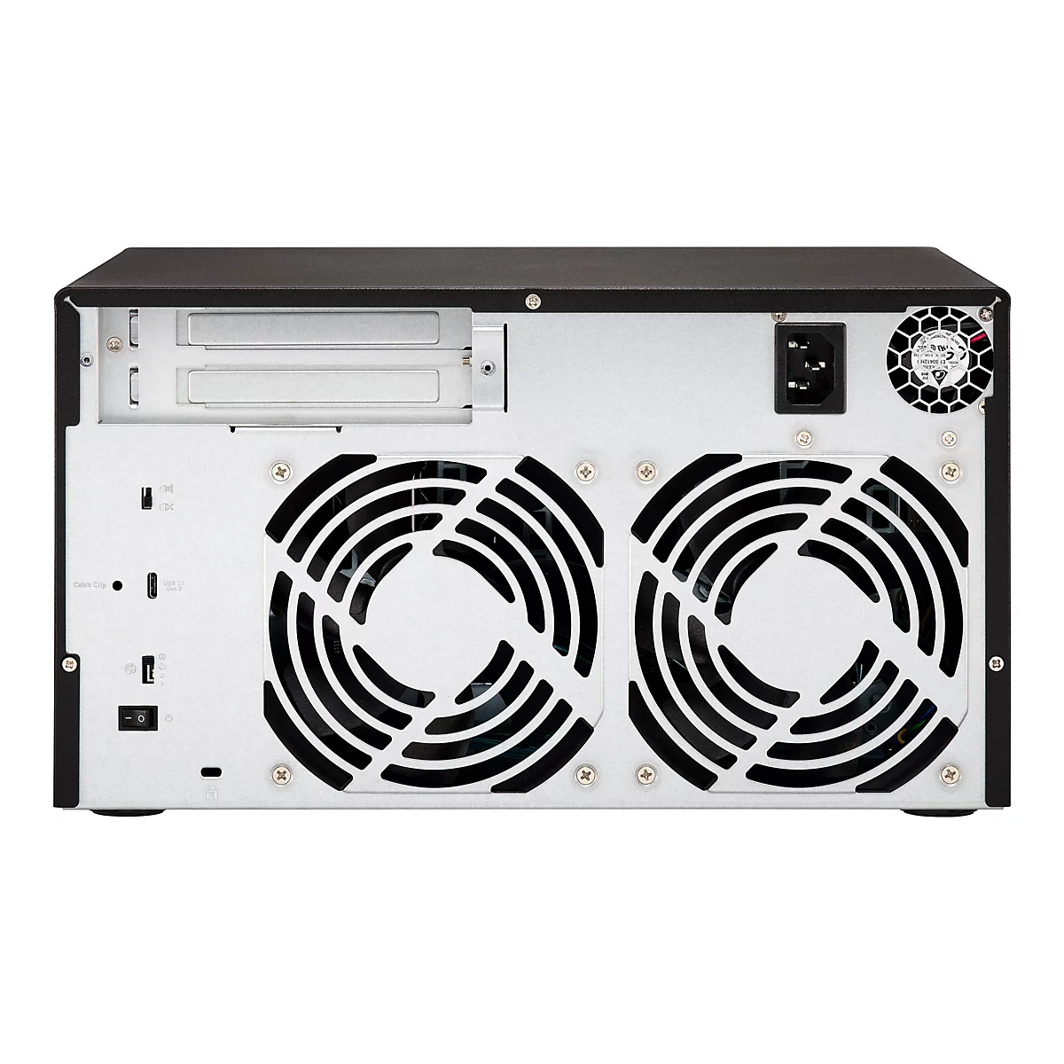 Rückseite eines schwarzen NAS-Geräts. Zwei Lüftergitter mit gewölbten schwarzen Lamellen, Stecker, Anschlüsse, Power-Button, und zwei Einschübe.