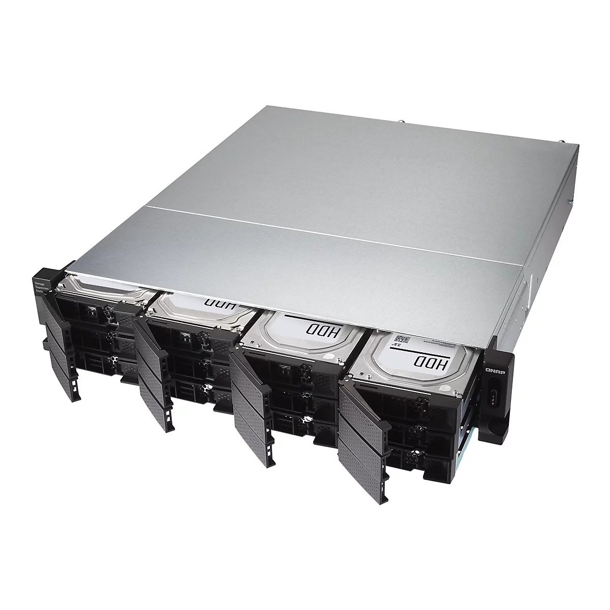 Un boîtier de serveur, avec des logements de disques durs ouverts. Les disques durs indiquent HDD. Le boîtier est argenté, les logements sont noirs.