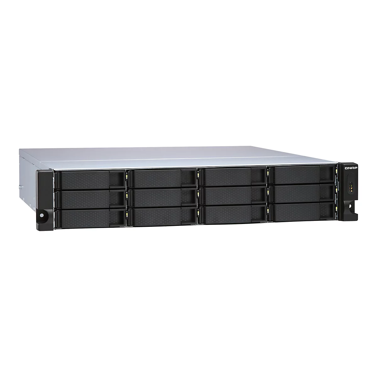 Ein silberner NAS-Server von QNAP mit schwarzen Einschüben für Festplatten. Das Gerät steht vor weißem Hintergrund.