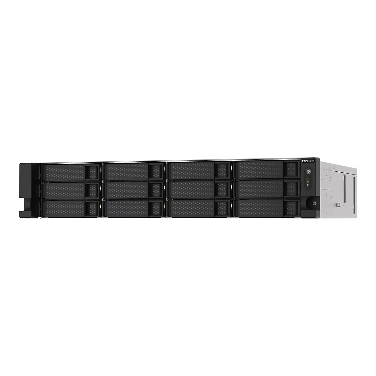 Un rack de serveur avec des baies noires et le logo QNAP.