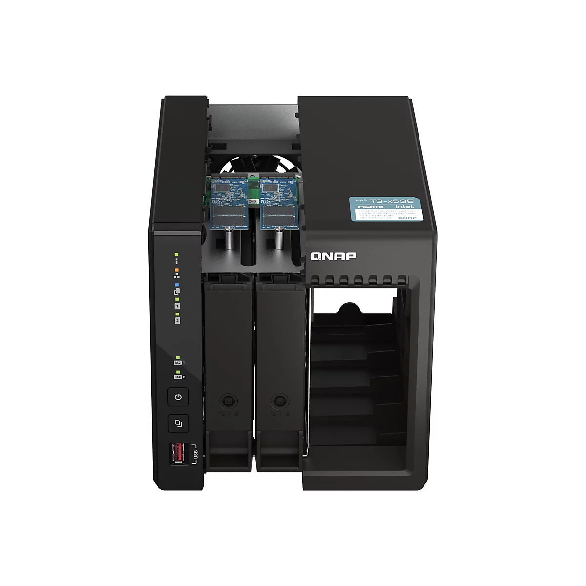 Ein schwarzes QNAP NAS-System, das von vorne gezeigt wird. Es hat eine rechteckige Form mit abgerundeten Kanten. Auf der rechten Seite befindet sich ein Aufkleber mit der Aufschrift "NAS TS-x53E HDMI intel". Auf der linken Seite befinden sich verschied...