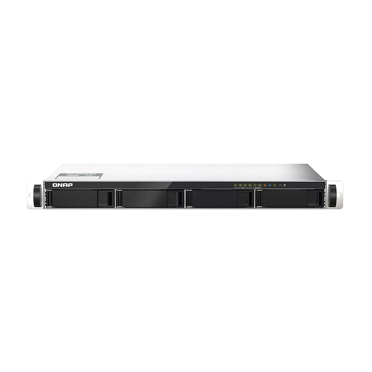 Schwarzer QNAP Netzwerkspeicher im Rack-Gehäuse mit vier Festplatteneinschüben vor weißem Hintergrund.