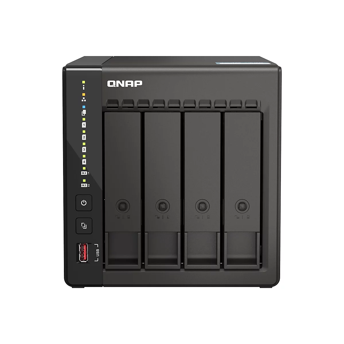 Un appareil NAS QNAP noir. La façade montre quatre baies de disques durs et des indicateurs d'état. Un port USB et des commandes sont situés sur le côté gauche.