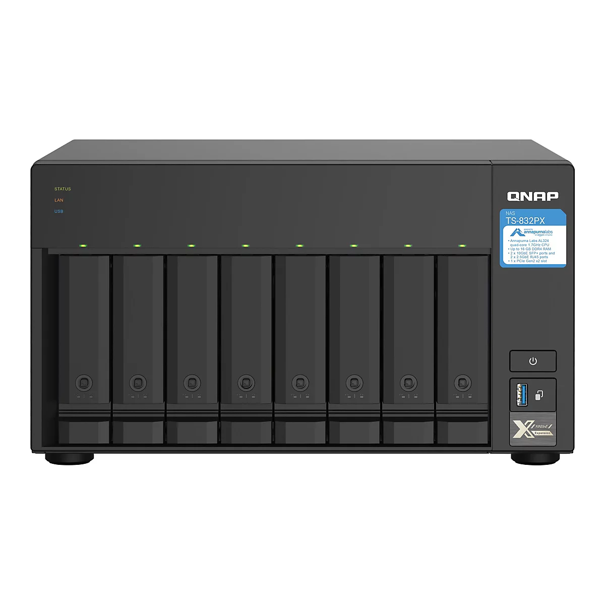 Ein schwarzes QNAP NAS TS-832PX mit acht Festplatteneinschüben, Status- und USB-Anzeigen. Aufkleber mit Produktinformationen.