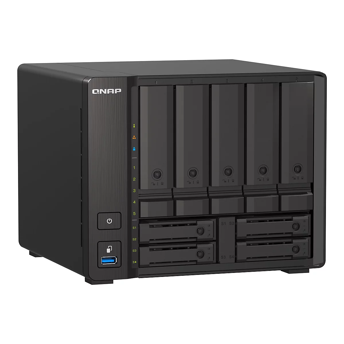 Schwarzes QNAP NAS-System mit EinschÃ¼ben. Oben: 5 EinschÃ¼be. Unten: 4 EinschÃ¼be fÃ¼r Festplatten. QNAP-Logo. USB-Anschluss.