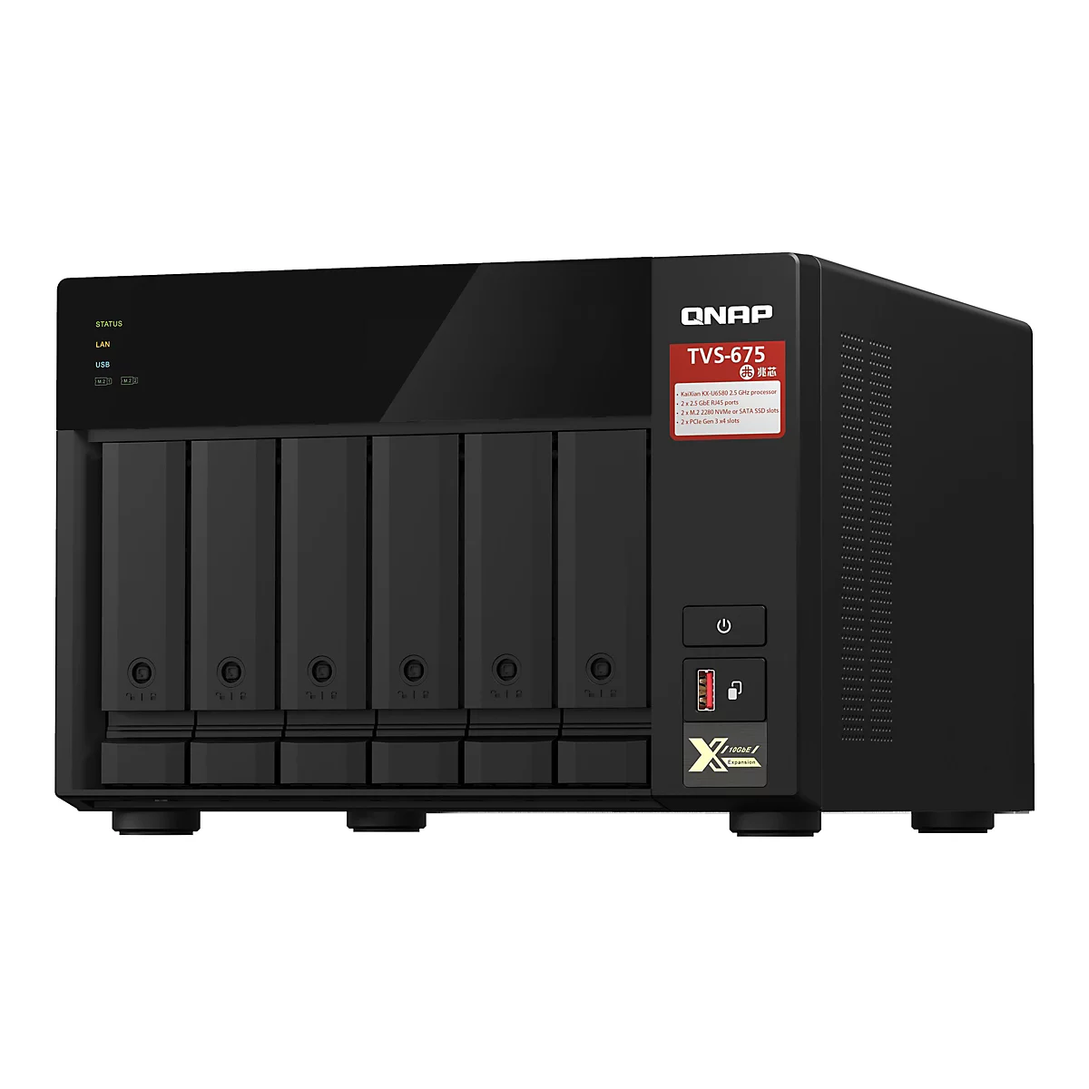 Schwarzes NAS-Gerät TVS-675 von QNAP. Auf der Vorderseite sind Einschübe für Festplatten, oben Status-LEDs, seitlich Logo und technische Daten. Das Gerät steht auf einem hellen Hintergrund.