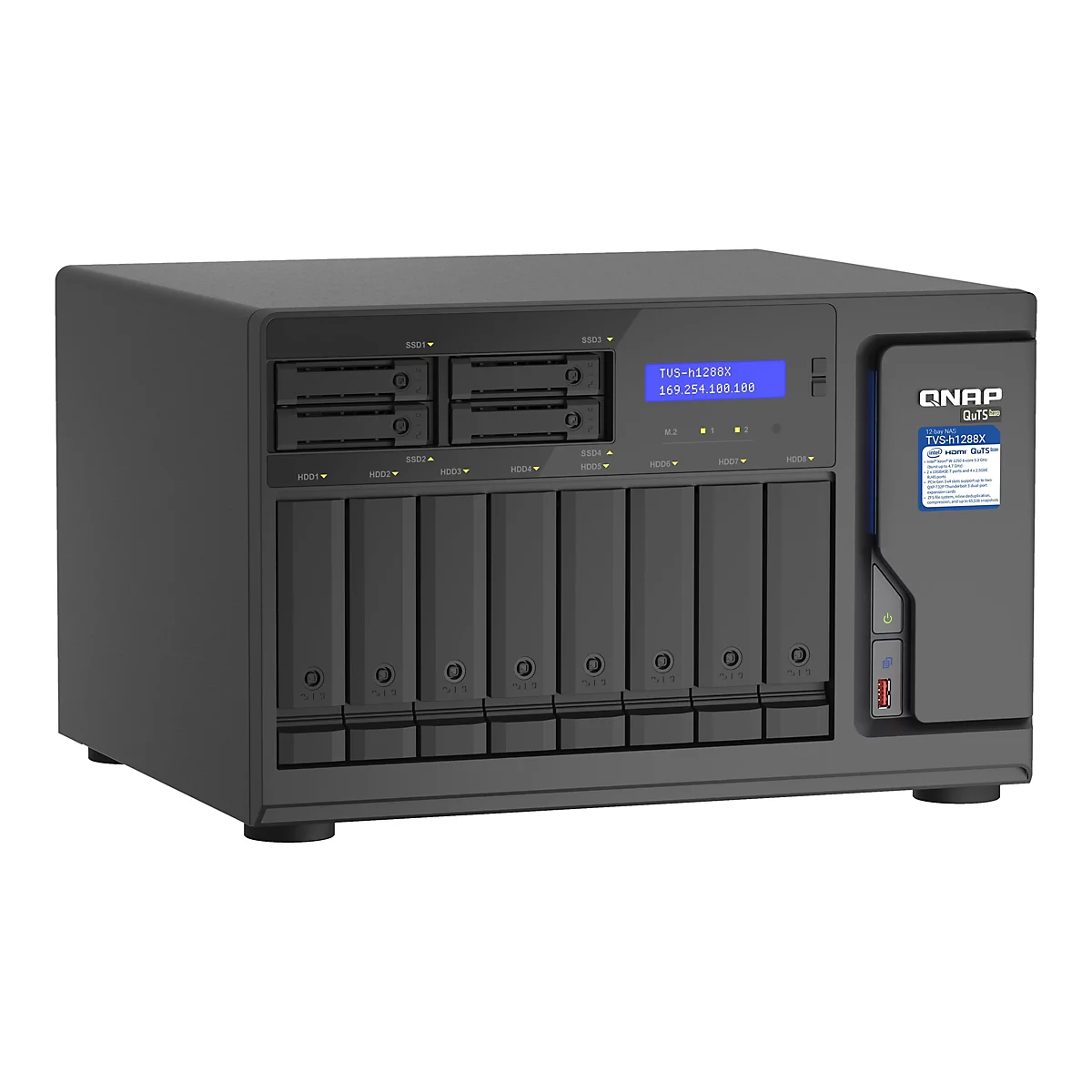 Un appareil NAS QNAP noir avec des baies HDD et SSD, un petit écran et des ports.