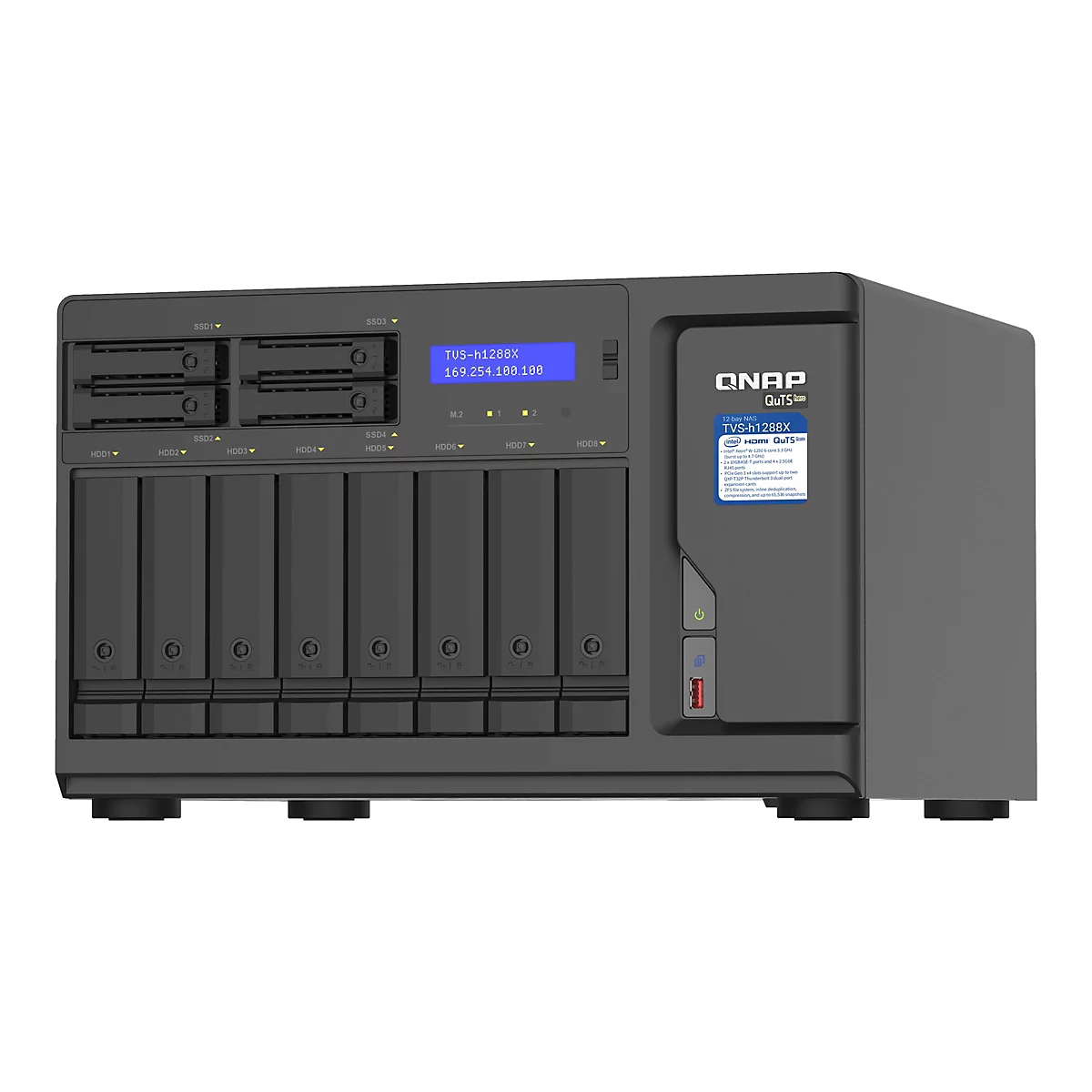 Un appareil NAS QNAP noir avec des baies HDD et SSD. Une adresse IP est affichée sur un écran bleu. Un autocollant bleu avec des informations techniques est apposé sur la droite. L'appareil est sur un fond blanc.