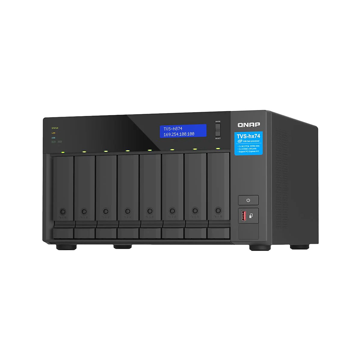 Schwarzes NAS-Gerät mit 8 Einschüben, einem blauen Bildschirm und dem Schriftzug QNAP. Links Status-LEDs, rechts Aufkleber mit Produktangaben.