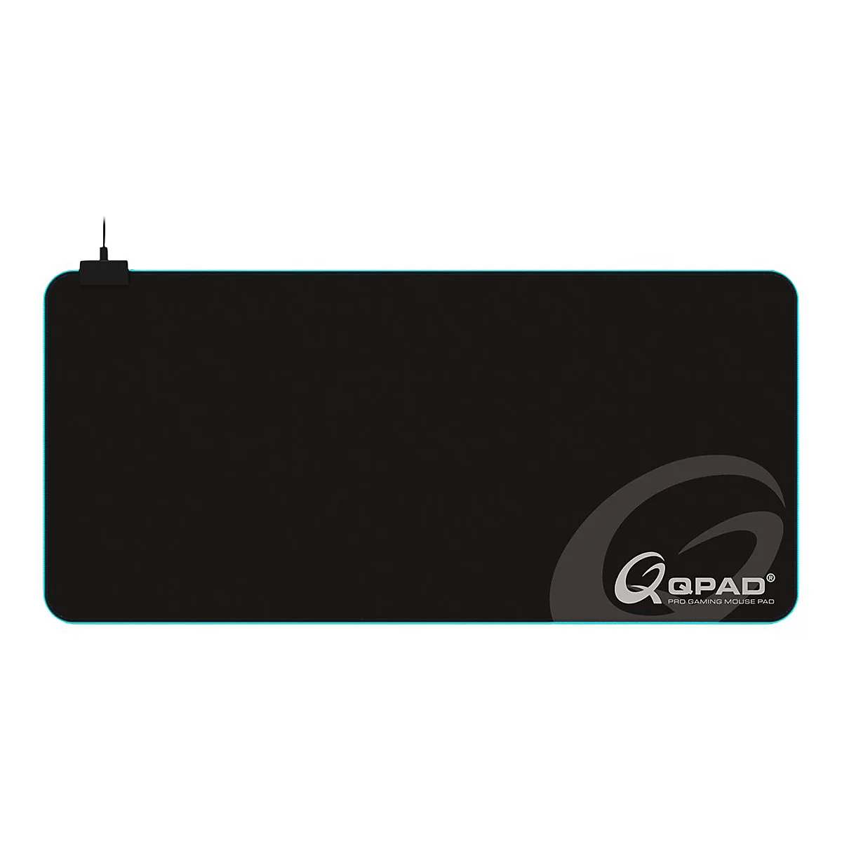 Schwarzes Gaming-Mauspad mit LED-Umrandung, QPAD-Logo und Kabelanschluss.