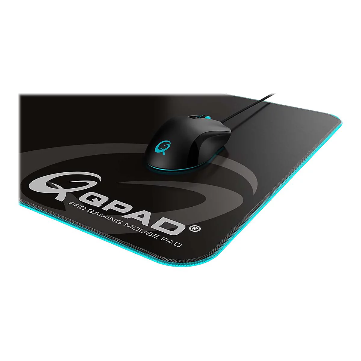 Schwarze Gaming-Maus auf einem Mauspad mit weiÃŸem Qpad-Logo und tÃ¼rkisfarbener Umrandung. Kabel verbunden.