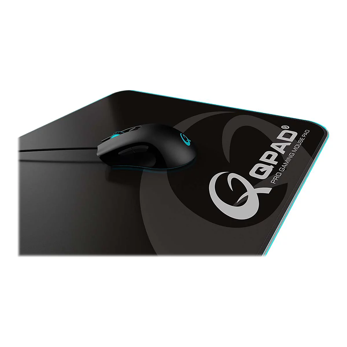 Schwarze Gaming-Maus auf schwarzem Mauspad mit tÃ¼rkisfarbenen Akzenten und QPAD-Logo.