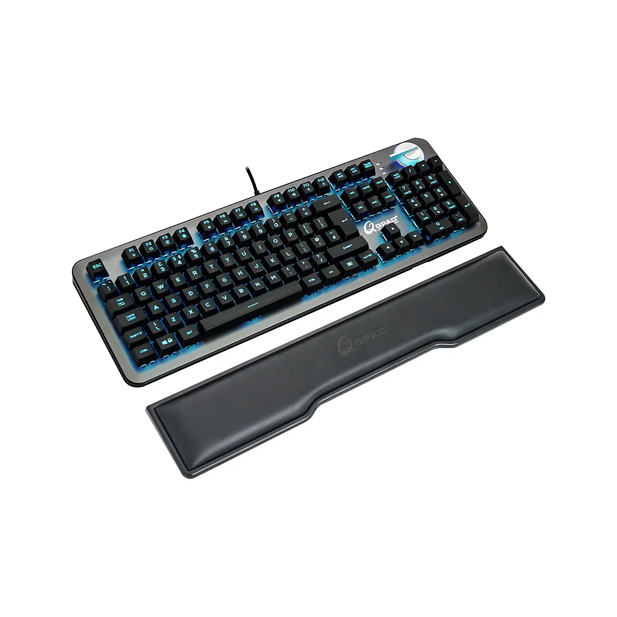Schwarze Tastatur mit Handballenauflage. Tasten mit blauer Beleuchtung. Auf beiden Produkten ist ein Markenlogo zu sehen.