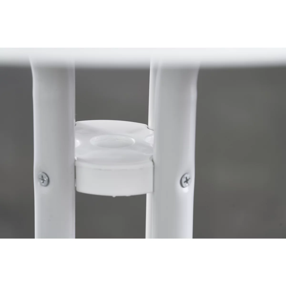 Close-up: Two white, round metal bars are connected by a white plastic part. Screws fix the parts.