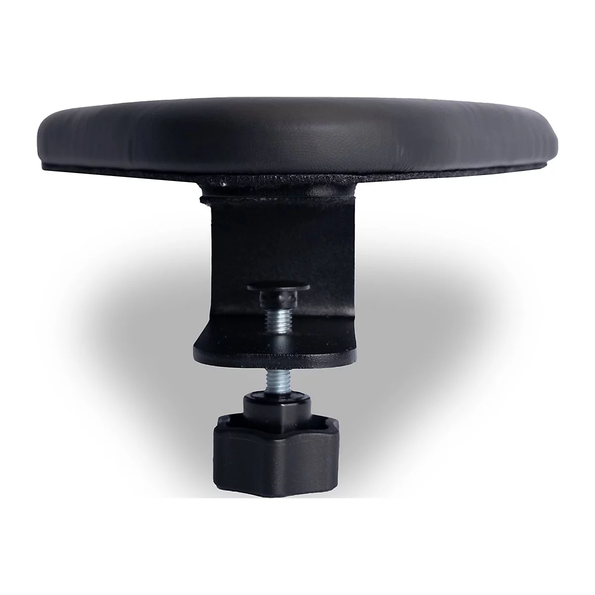 Schwarze, gepolsterte Armlehne. Mittels Schraubverschluss an einer schwarzen Metallhalterung befestigt. Auf weißem Hintergrund.