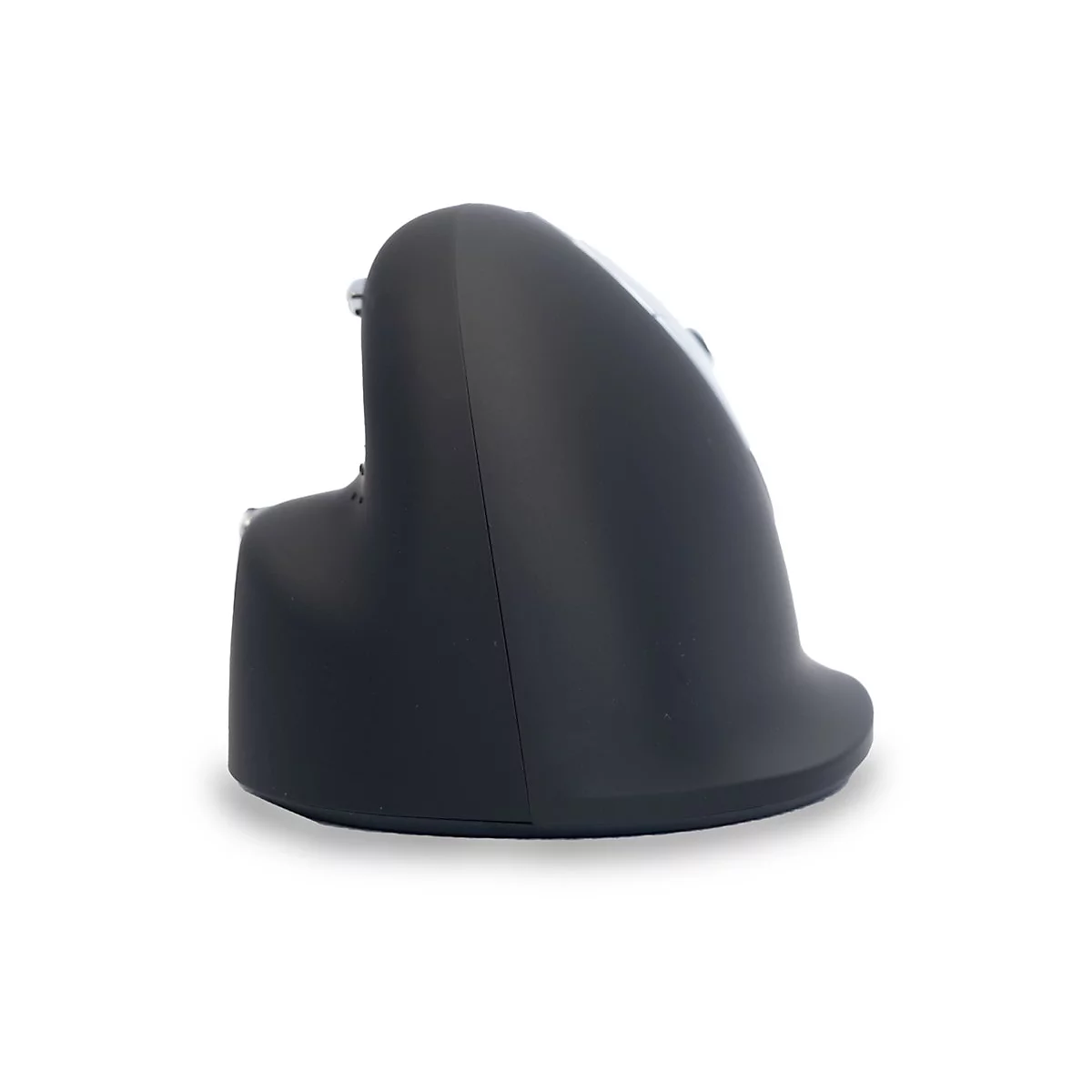 Schwarze ergonomische Maus, Seitenansicht. Sie hat eine vertikale Form mit einer leichten Ausbuchtung für die Hand.