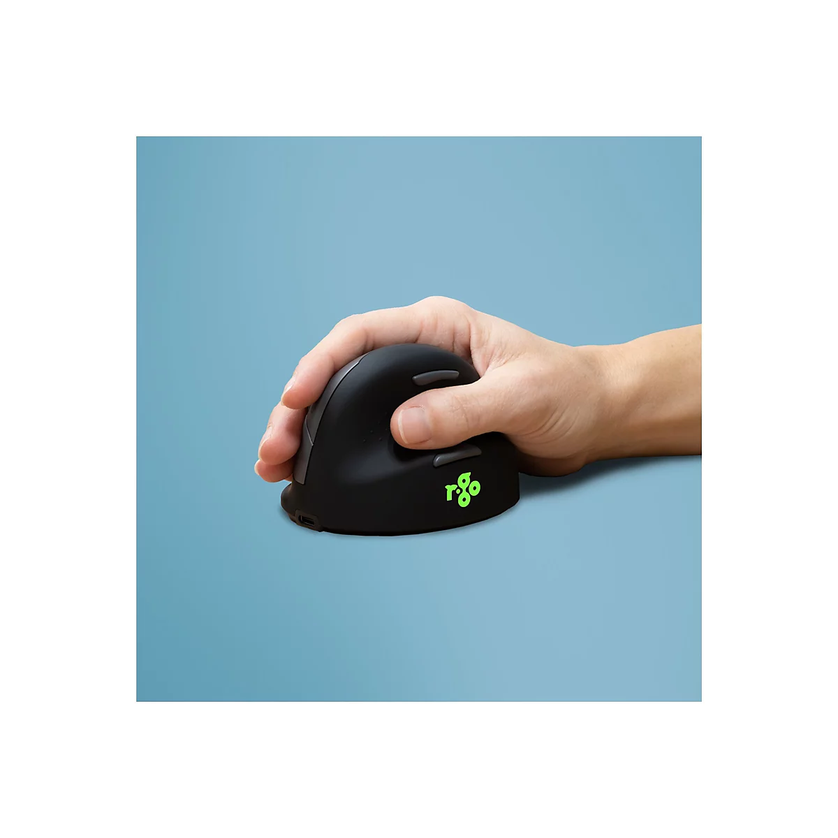 Eine Hand greift eine schwarze vertikale Maus. Auf der Maus ist ein grünes Logo zu sehen, vor blauem Hintergrund.