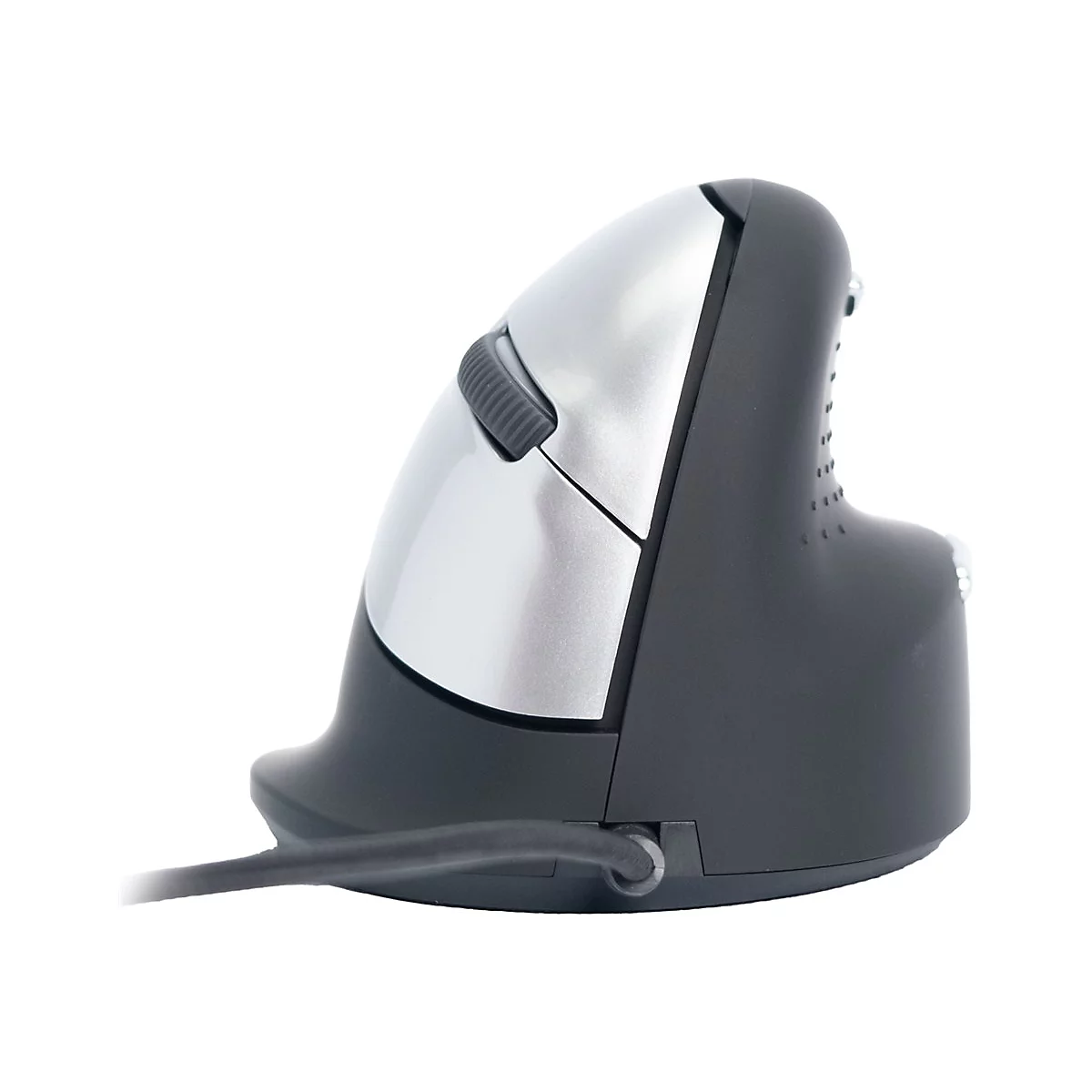 Souris ergonomique, argent et noir, avec un câble. Sur fond blanc.