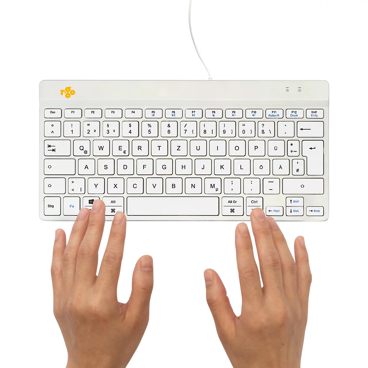 Hände tippen auf einer weißen Tastatur mit gelbem Logo. Der Hintergrund ist weiß.