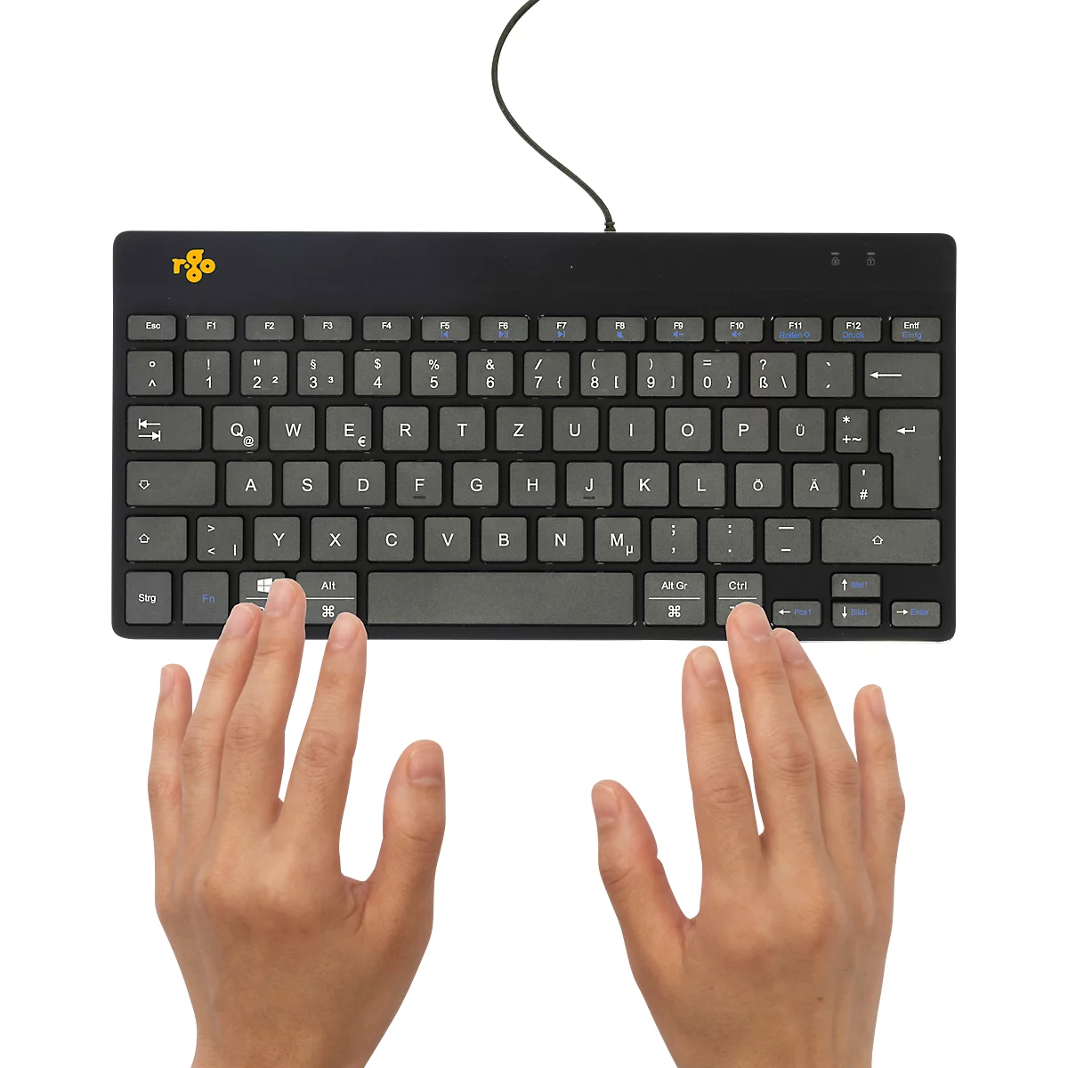 Schwarze Tastatur mit grauen Tasten. Darunter sind zwei Hände in Schreibposition.