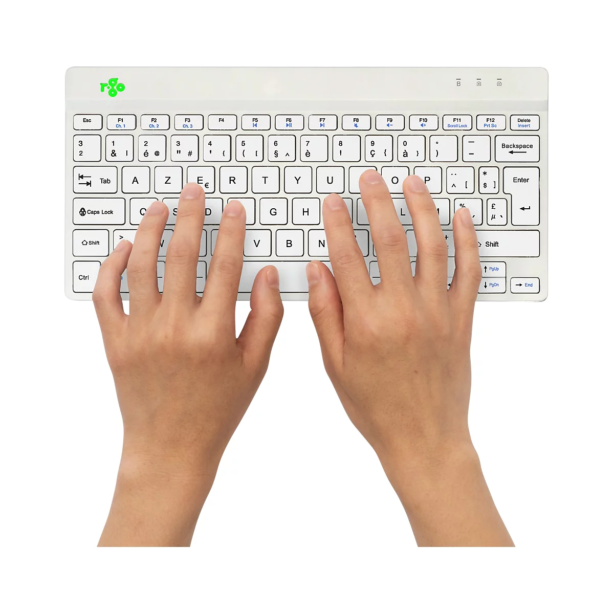 Hände tippen auf einer weißen Tastatur mit französischer Tastaturbelegung.