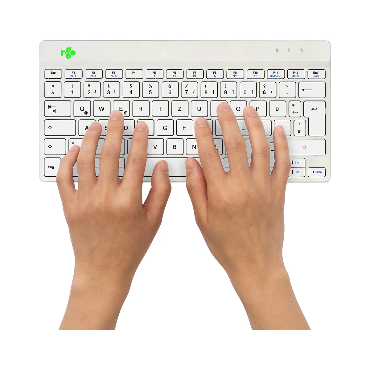 Hände tippen auf weißer Tastatur. Buchstaben und Zahlen sind sichtbar. Das Logo 'rgo' ist links oben.