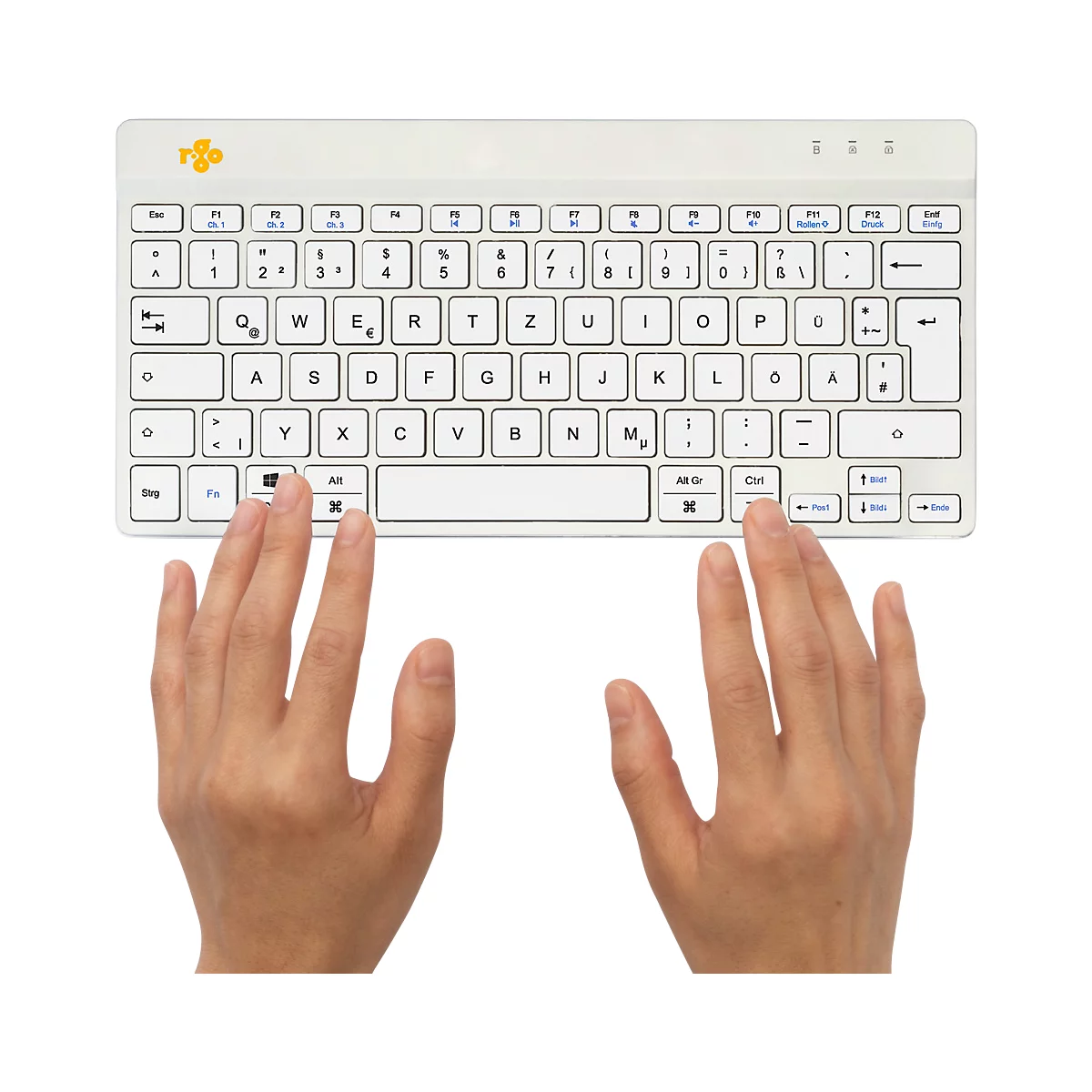 Hände tippen auf eine weiße Tastatur. Buchstaben und Zahlen sind deutlich sichtbar. Das Logo befindet sich oben links.