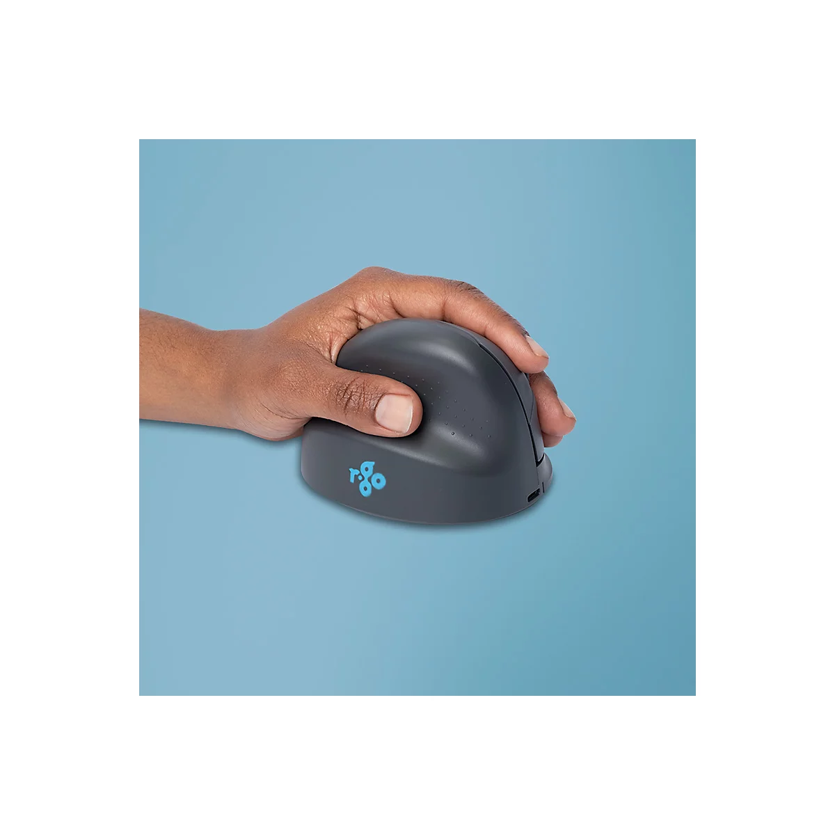 Dunkelgraue, ergonomische Vertikalmaus in einer Hand vor hellblauem Hintergrund.