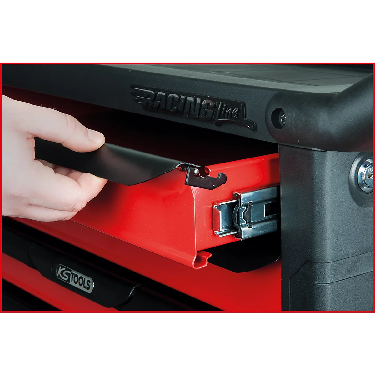 Eine Hand öffnet eine rote Schublade einer schwarzen Werkzeugkiste. Auf der Schublade steht 'KS TOOLS'.