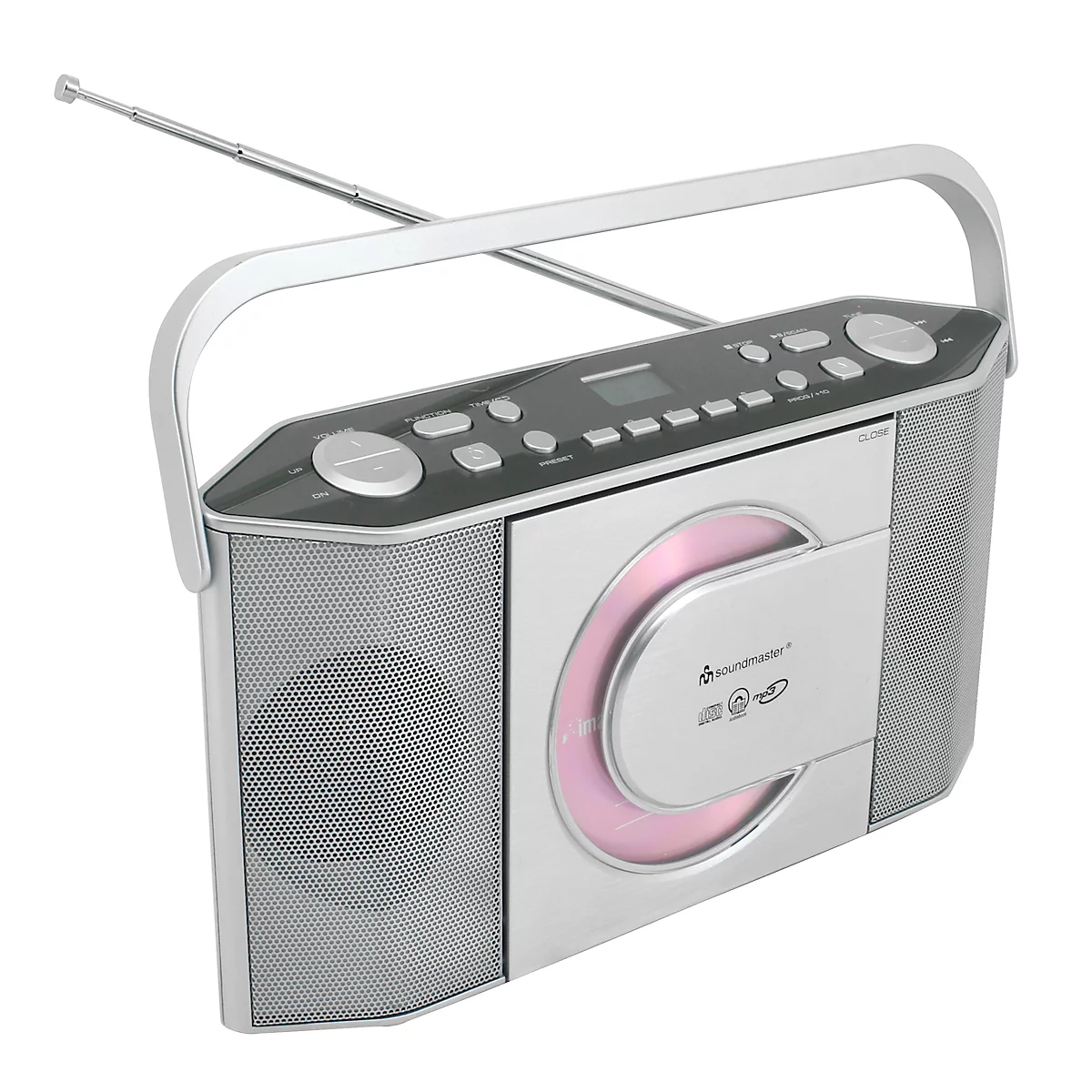 Radio argenté avec lecteur CD. Boutons et affichage sur le dessus, lecteur CD à droite, une poignée de transport et une antenne extensible.