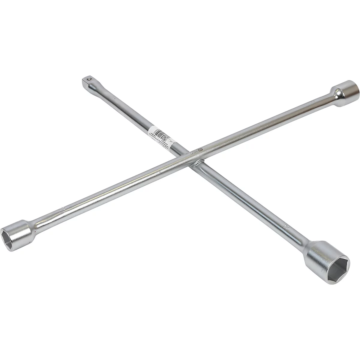 Ein Kreuzschlüssel, glänzend und aus Metall, liegt diagonal auf weißem Hintergrund. Seine Enden sind sechseckig.