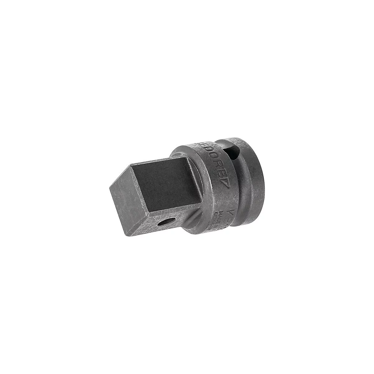 Adaptateur métallique avec une extrémité carrée et une tête arrondie. L'adaptateur est gris foncé et porte un marquage.