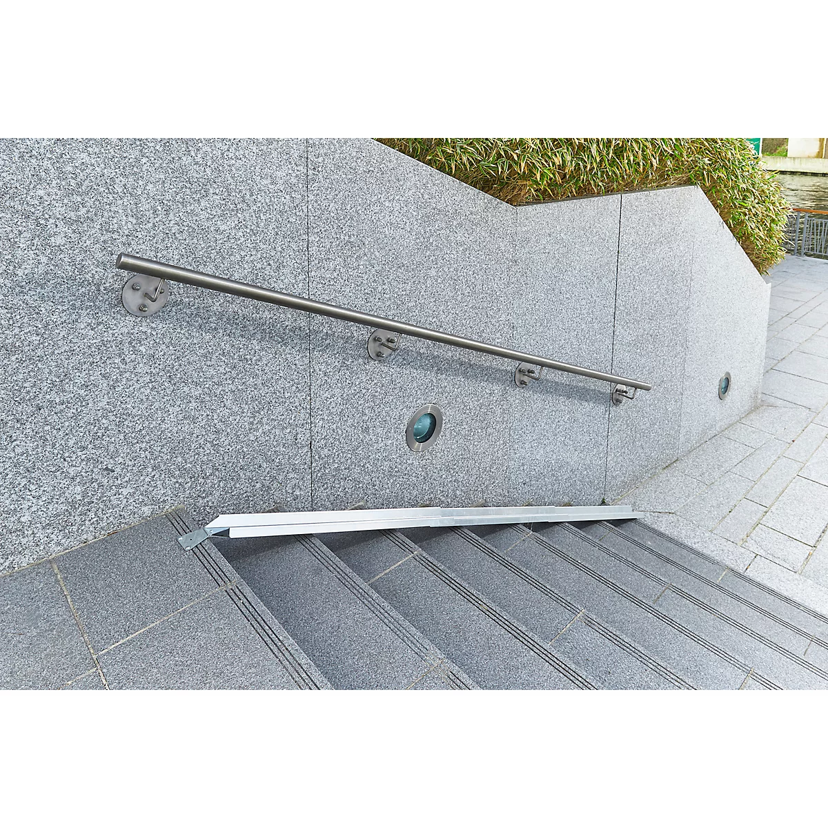 Rampe à vélos pour escaliers, L 1190-3450 x l 125 mm, jusqu'à 30 kg, élément de base en 3 parties, pattes de fixation, tôle galvanisée