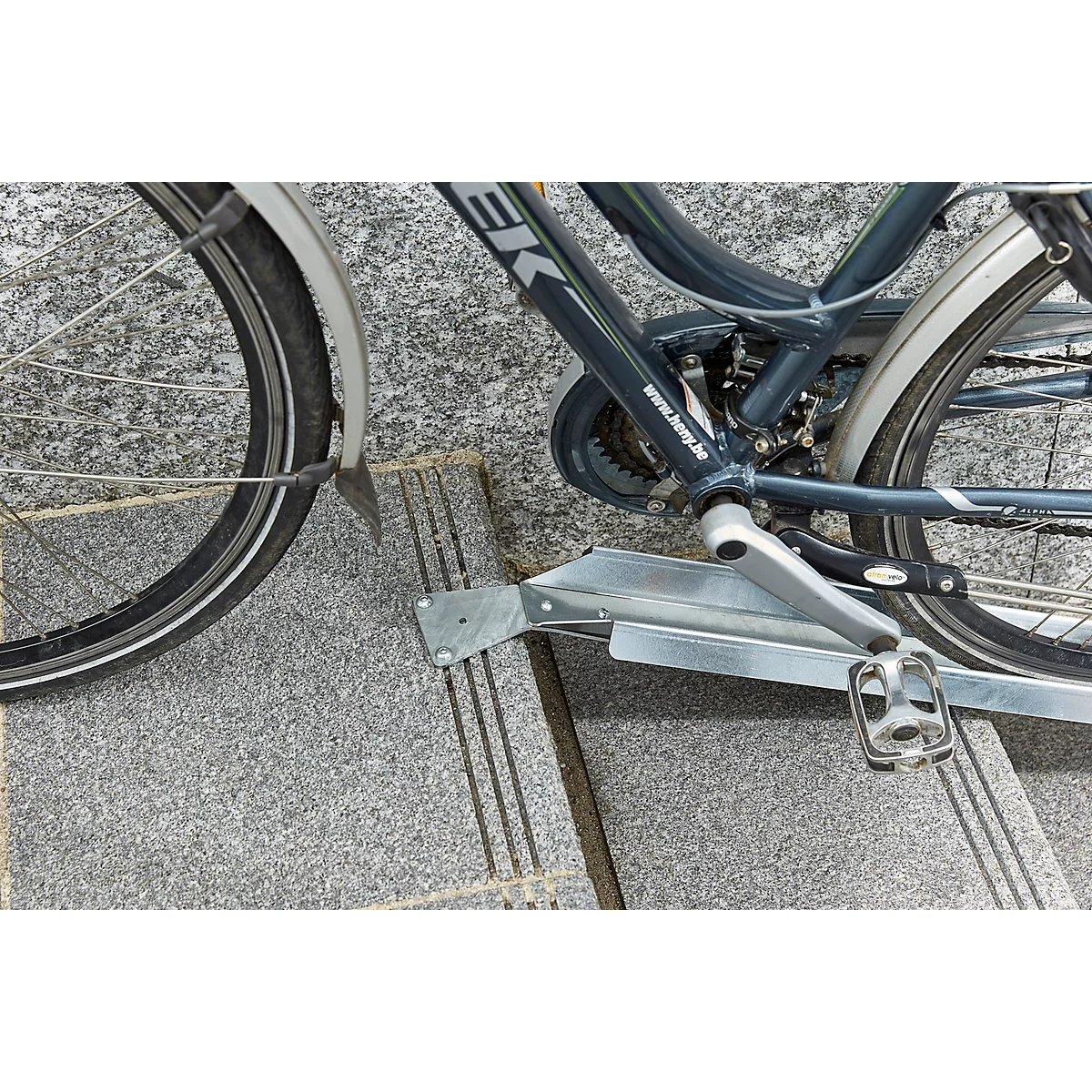 Rampe à vélos pour escaliers, L 1190-3450 x l 125 mm, jusqu'à 30 kg, élément de base en 3 parties, pattes de fixation, tôle galvanisée