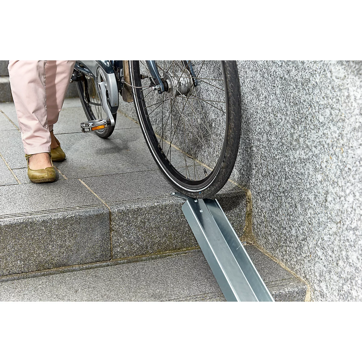 Rampe à vélos pour escaliers, L 1190-3450 x l 125 mm, jusqu'à 30 kg, élément de base en 3 parties, pattes de fixation, tôle galvanisée