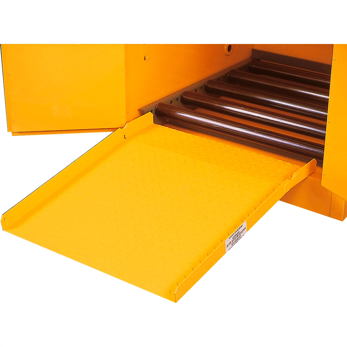 Rampe de transport jaune avec rouleaux marron. Une petite étiquette est fixée sur le bord.