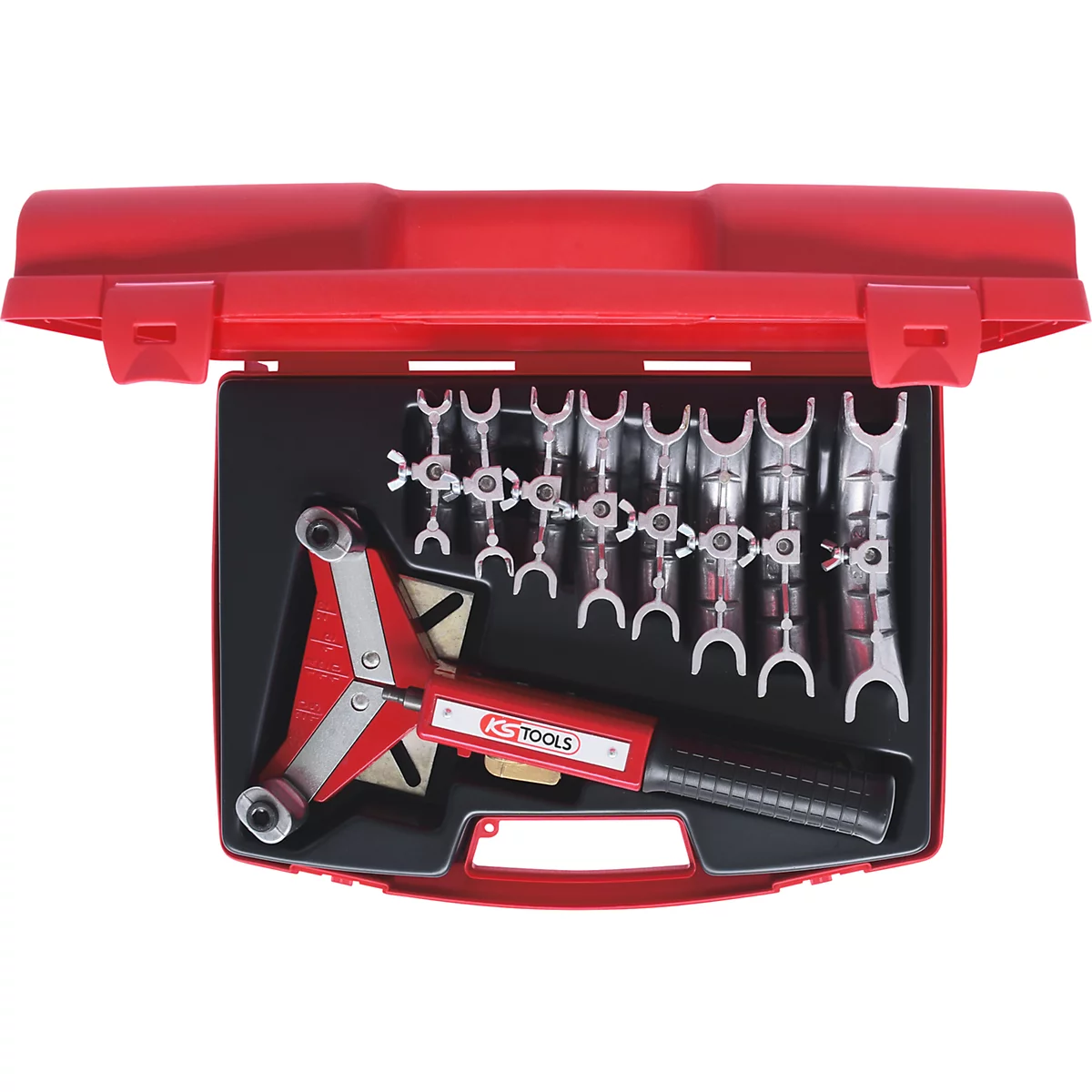 Ein roter Werkzeugkoffer, geöffnet mit Werkzeugen. Der Koffer enthält verschiedene Metallwerkzeuge, darunter ein rotes Werkzeug mit dem Aufdruck "KS TOOLS".