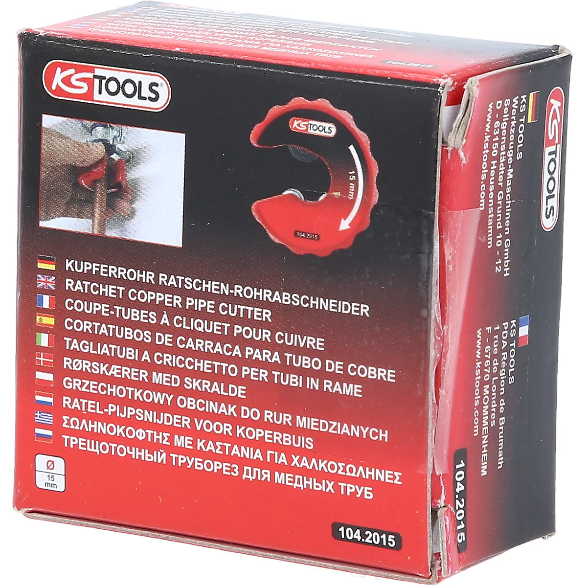 Verpackung für einen Kupferrohr-Ratschen-Rohrabschneider. Verschiedene Sprachen und Logos sind auf dem Karton abgebildet. Ein rotes Werkzeug ist abgebildet.