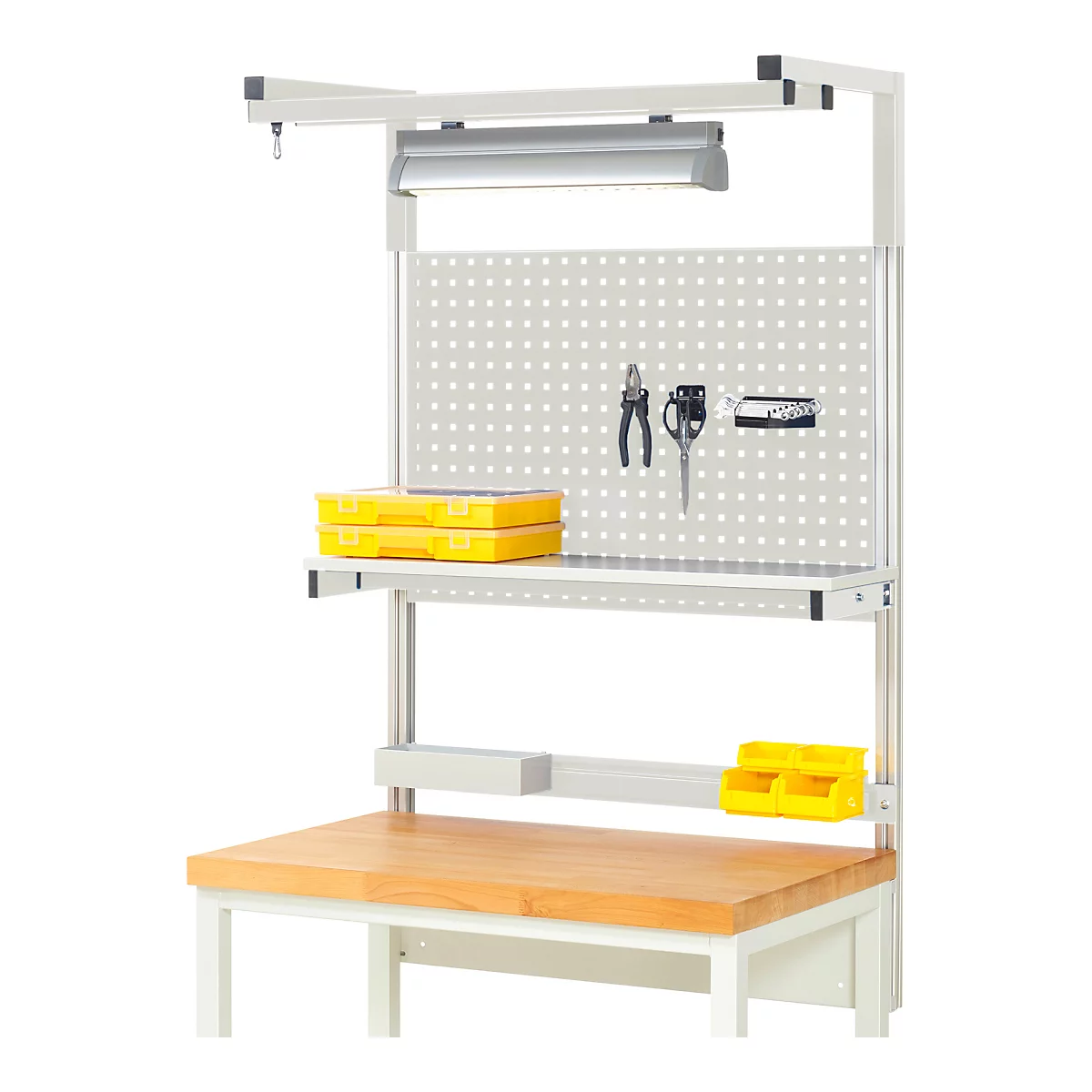 Werkbank mit Werkzeugen und Zubehör. Gelbe Werkzeugkästen und Behälter, Zange und Schere an einer Lochwand.