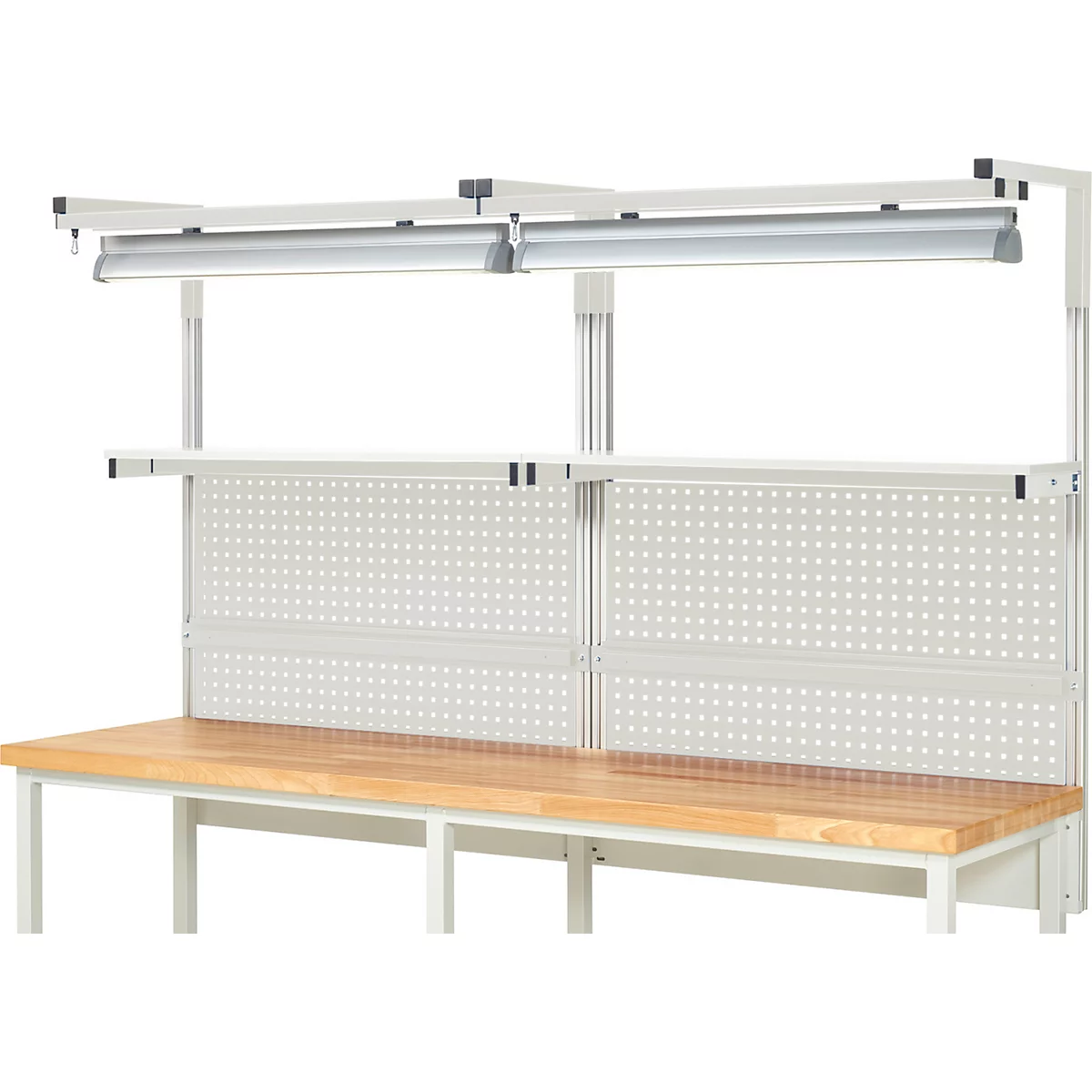 Werkbank mit Lochwand, Regalen und Beleuchtung. Holzplatte, weißes Gestell.