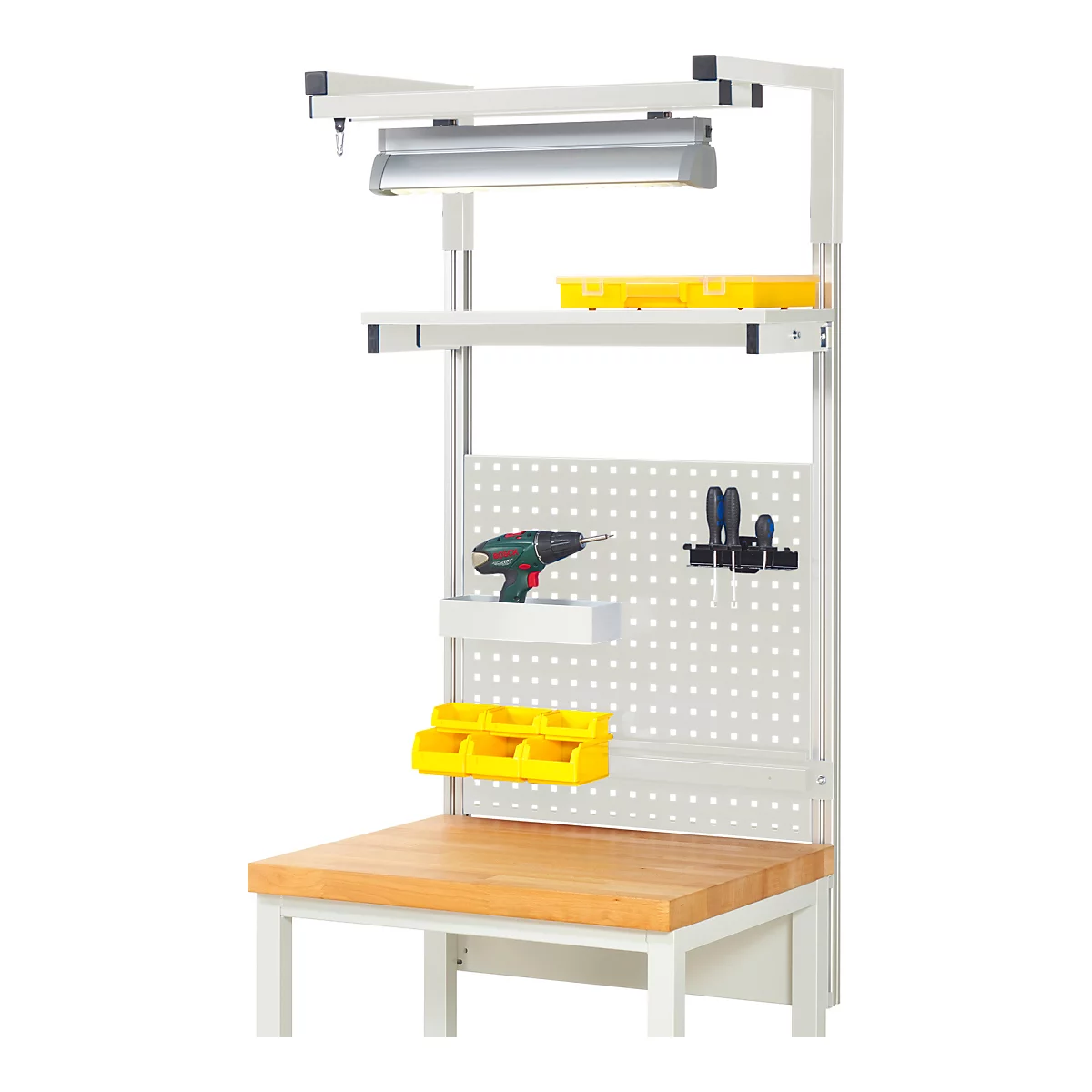 Werkbank mit Werkzeugen, gelben Behältern, Lampe und Lochwand. Auf der Holzplatte steht eine Bohrmaschine.