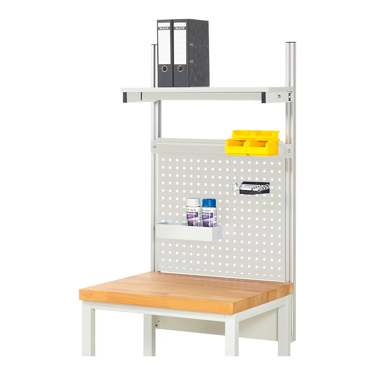 Werkbank mit Lochwand, Regalen und Arbeitsmaterialien. Oben Aktenordner, gelbe Behälter, Spraydosen und weitere Utensilien.