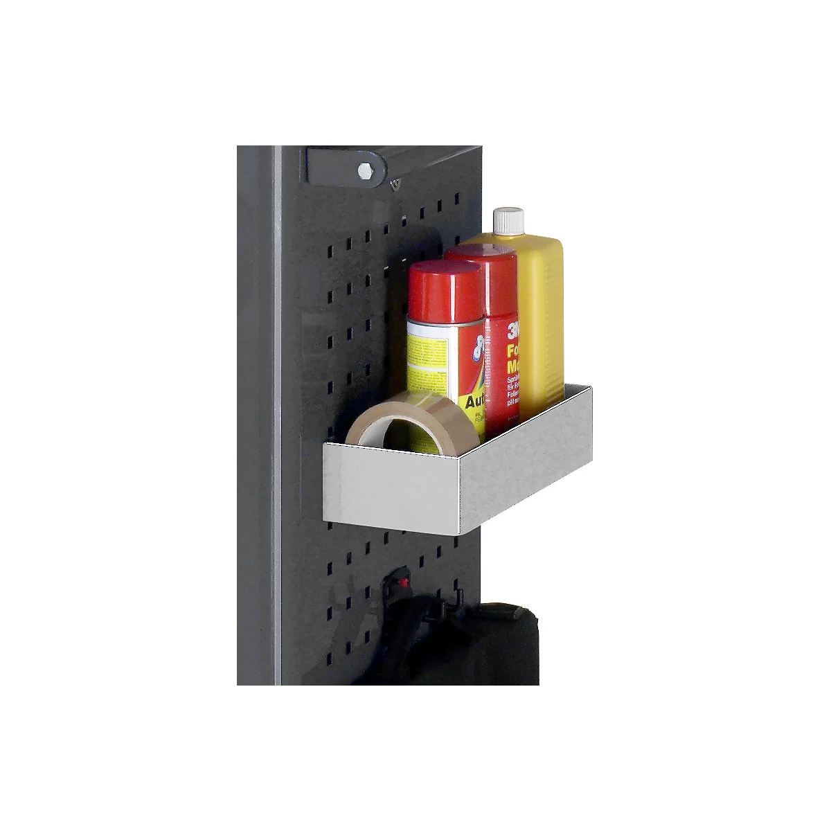 Gros plan d'un mur d'outils avec une étagère métallique contenant divers outils et liquides. Un conteneur sombre est à gauche.