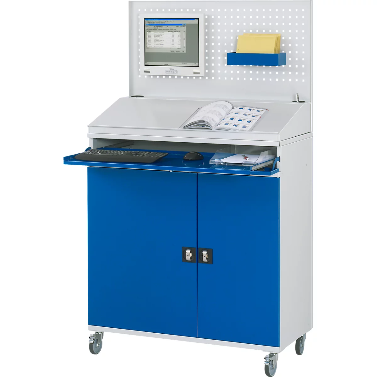 Blauw-witte werkplek met pc-scherm, toetsenbord, lade, geperforeerde wand en opbergruimte.