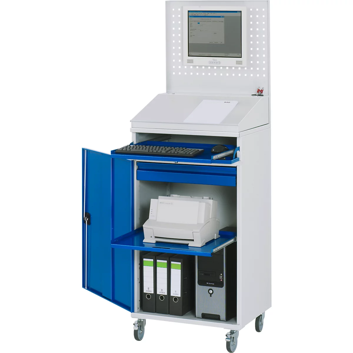 Mobiler Computerarbeitsplatz mit Monitor, Tastatur, Drucker, PC, Aktenschränken und Rollen. Schranktüren blau.