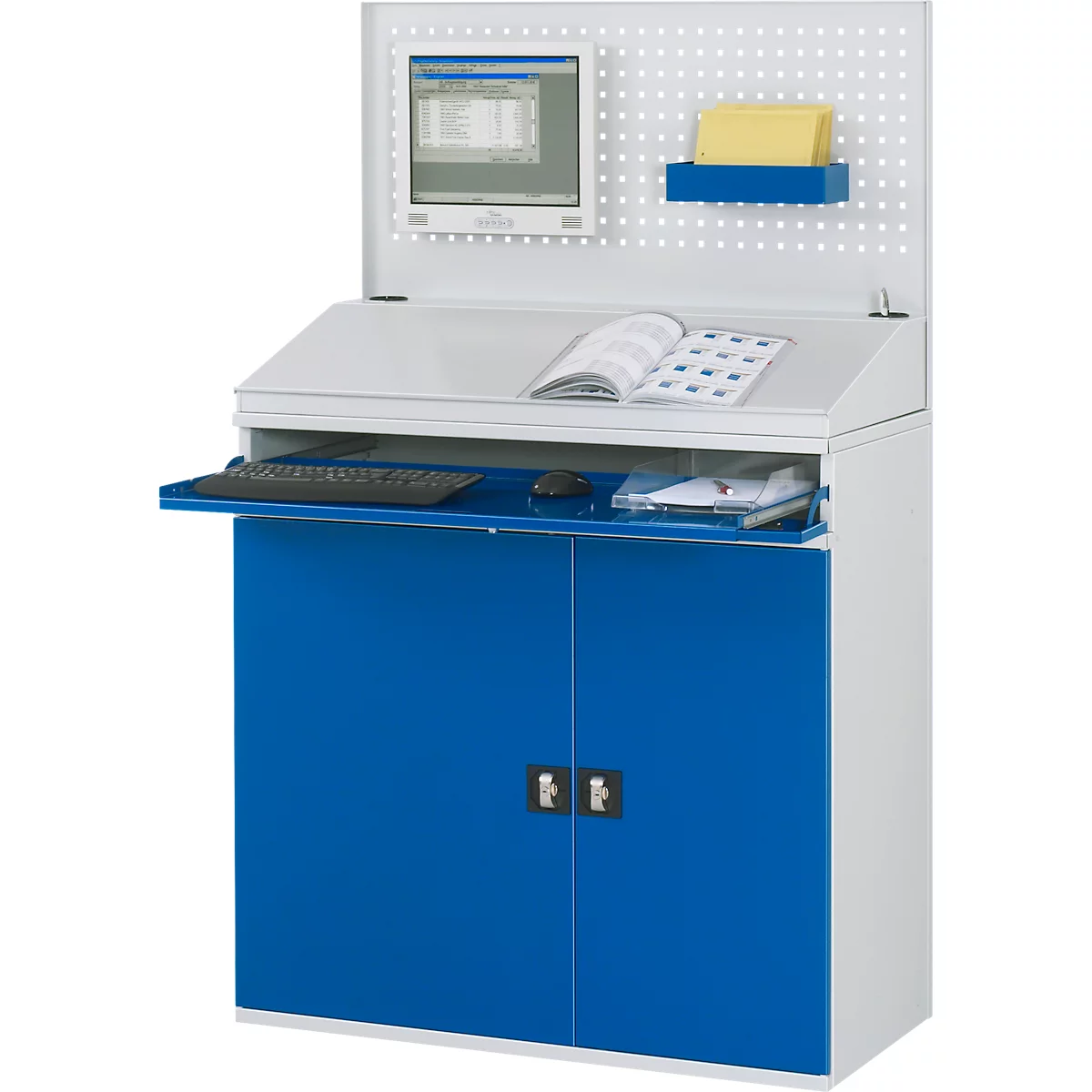 Bürotisch mit Bildschirm, Keyboard, Schublade, blauen Schranktüren und Lochwand.