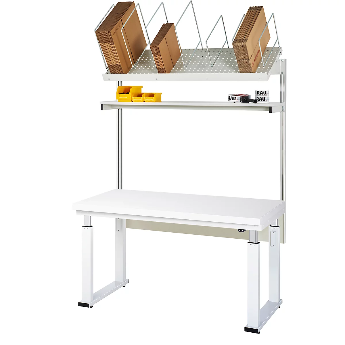 Een witte statafel met planken. Boven: bruine kartonnen dozen. Hieronder: gele containers en gereedschap. Onderste plank.