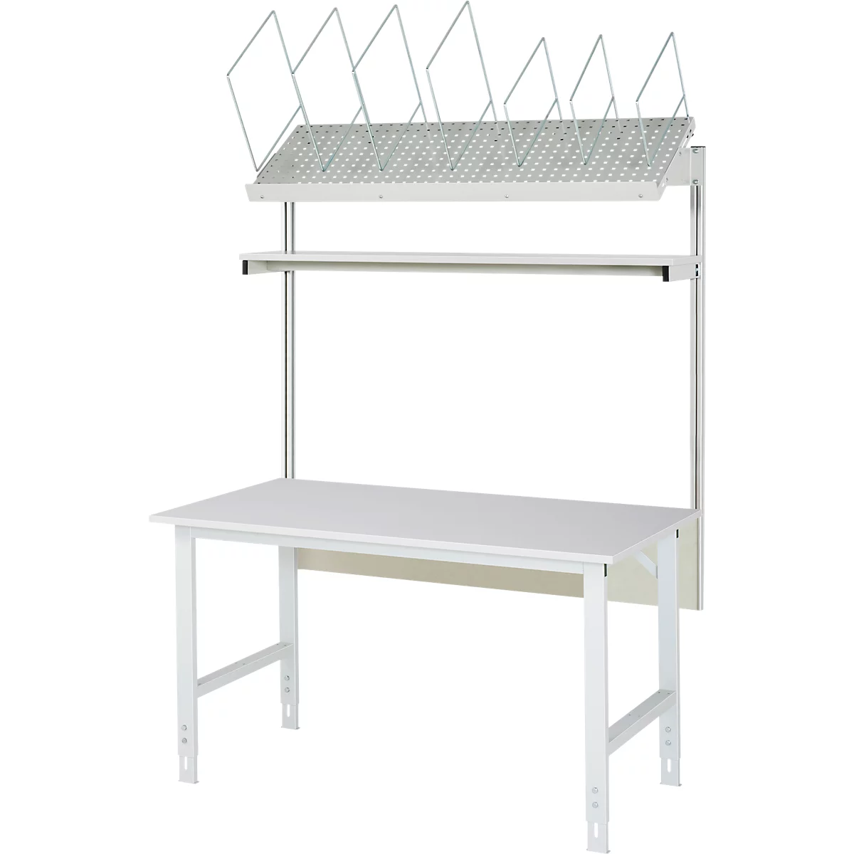 Weißer Arbeitstisch mit Aufsatz und Ablagen. Oben Hängeelemente für Unterlagen, darunter eine Lochplatte. Unter der Platte eine Leiste. Tisch mit Metallbeinen.