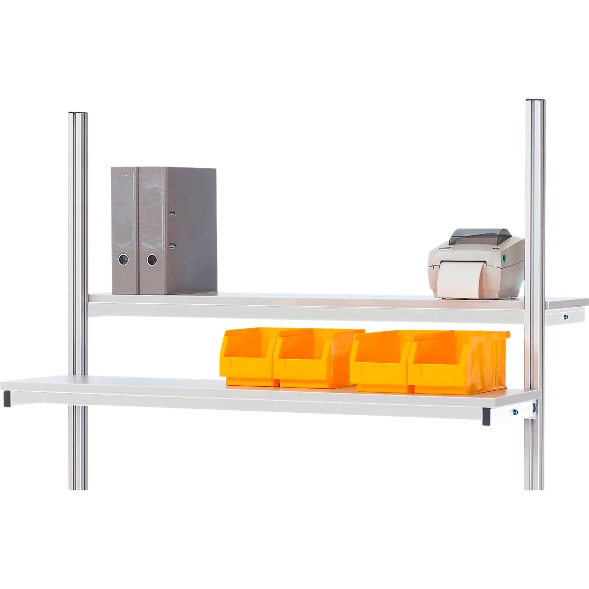 Mehrstöckiges Regal mit Ordnern, Druckern und orangefarbenen Behältern.