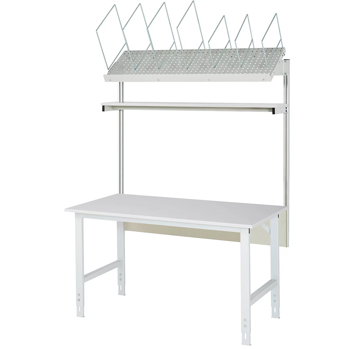 Weißer Werkstatttisch mit Regalen und Halterungen vor neutralem Hintergrund.